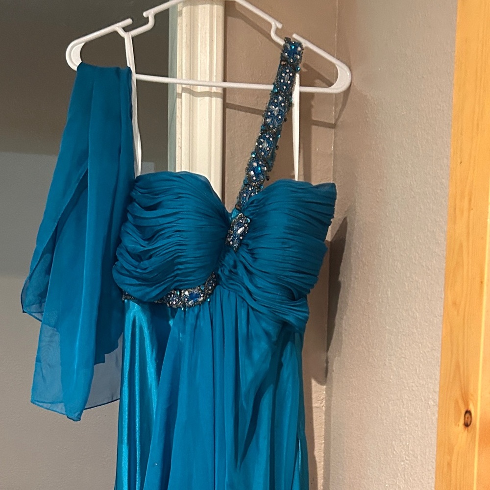 Elegant Teal One-Shoulder Gown
